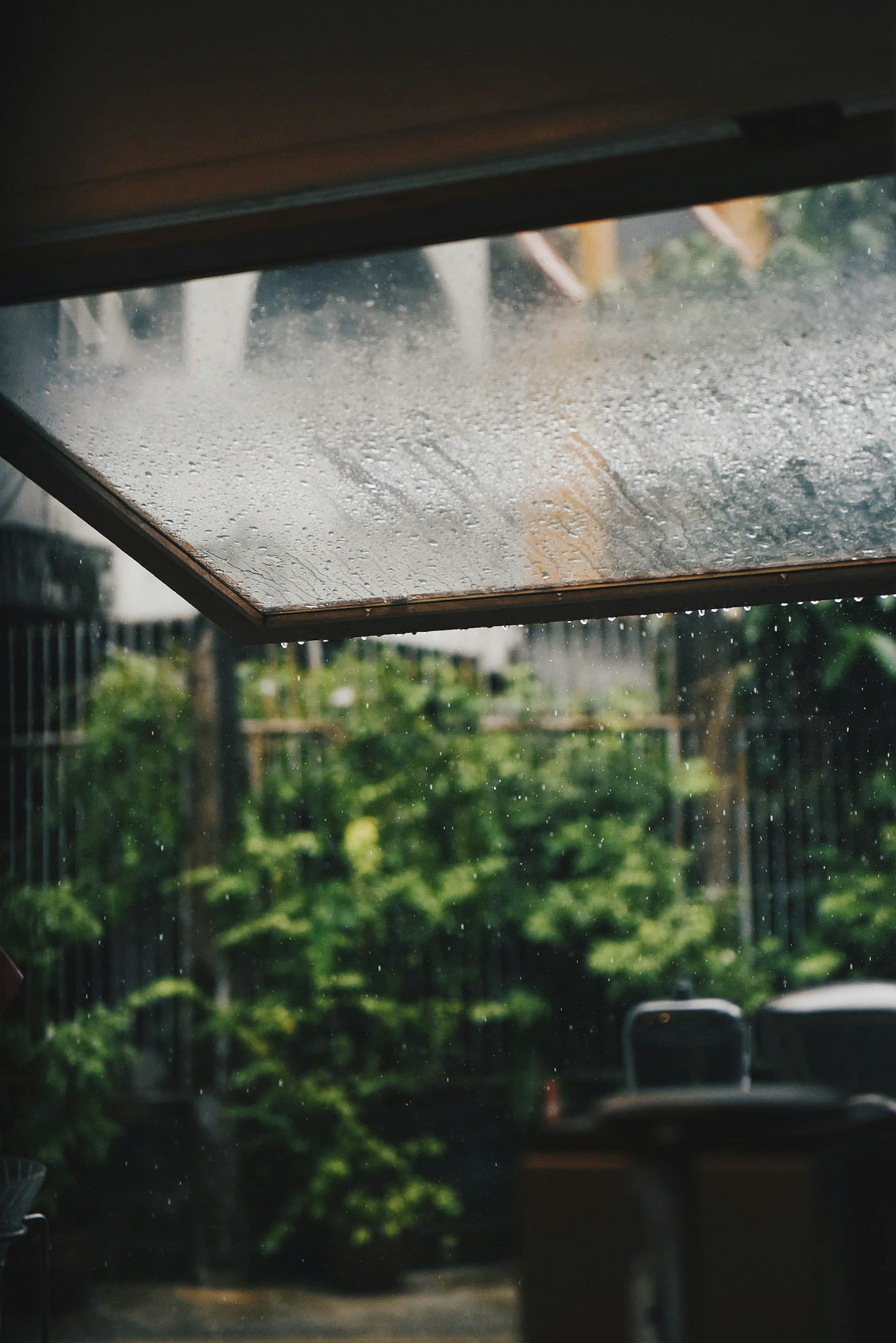窗边的雨